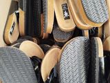 plusieurs paires de chaussures dans une boîte posée sur le sol