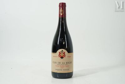 une bouteille de vin posée sur une table
