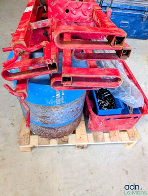 un gros tas d'outils posé sur une palette dans un garage