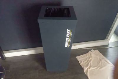 une poubelle posée dans un coin de la pièce