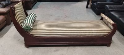 Grande banquette en acajou, chevet à col de cygne, tissu ver…