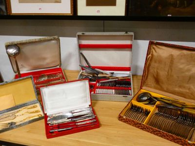 plusieurs types d'argenterie sur une table