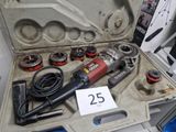 une boîte contenant des outils, exposée lors d'un salon