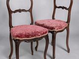 paire de chaises anciennes dont les assises sont recouvertes de velours rouge