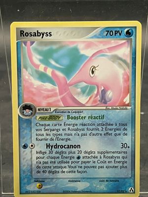 un gros plan sur une carte Pokémon dans une vitrine
