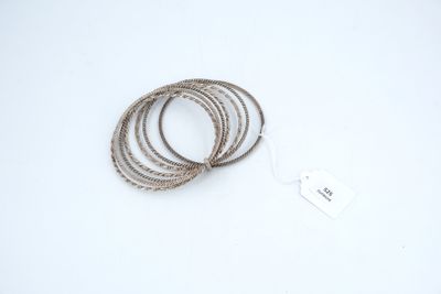 un gros plan d'un bracelet en ficelle muni d'une étiquette