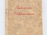 un vieux livre posé sur une table blanche