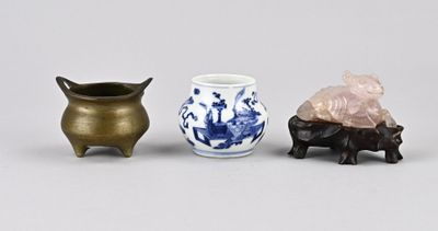trois petits vases posés l'un à côté de l'autre sur une table