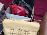 de nombreux sacs et sacs à main posés sur un tapis