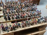 beaucoup de figurines de jouets sur une palette