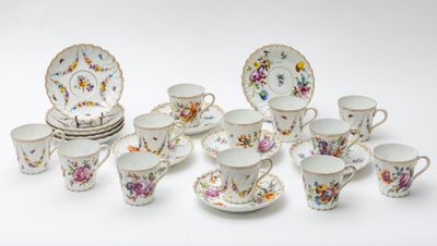 Une suite de 12 tasses et 11 sous-tasses en porcelaine blanc…