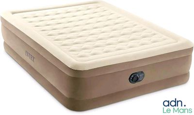 an air mattress with a built in pump attached to it