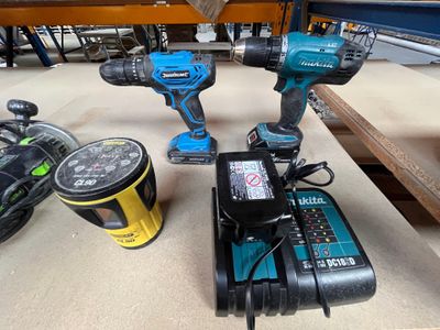 deux outils posés sur une table