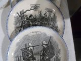 trois assiettes posées sur une table