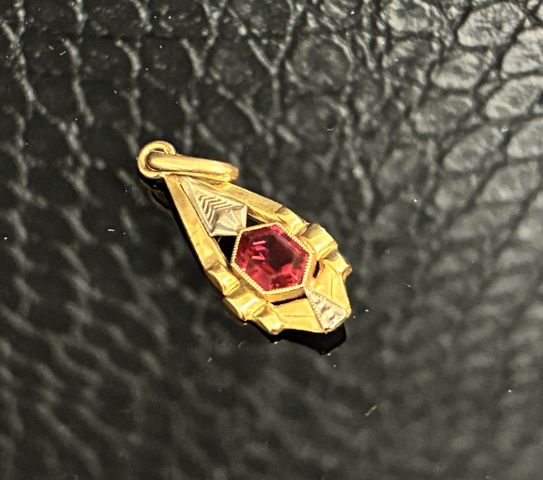 Pendentif goutte en or 18 carats 750 millièmes à décor d’une pier...