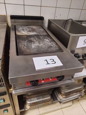 de nombreuses casseroles et poêles sur le comptoir de la cuisine