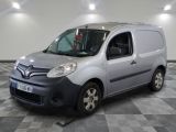 la camionnette grise est garée sur un sol en damier dans le garage