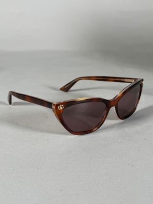 gros plan d'une paire de lunettes de soleil sur une surface blanche