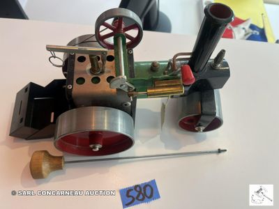une maquette de machine à vapeur posée sur une table