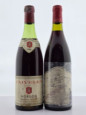 deux bouteilles de vin posées l'une à côté de l'autre sur une table