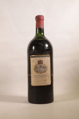 une bouteille de vin posée sur une table