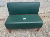 un banc vert sur lequel est accrochée une étiquette