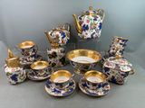 de nombreux types différents de théières, de tasses et de soucoupes