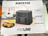 une friteuse à air chaud posée sur une table, à côté d'une assiette de nourriture