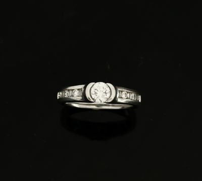 BAGUE en or gris 750 mil ornée d'un diamant calibre 0,2 ct e…