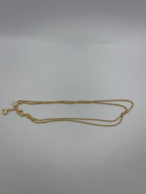 un collier en or auquel est attachée une chaîne