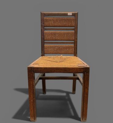une image représentant une chaise en bois dont l'assise est en bois