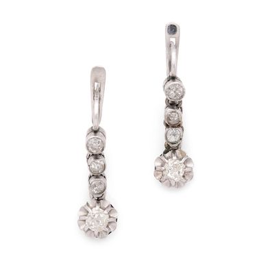 une paire de boucles d'oreilles en diamant sur fond blanc