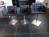 trois chaises posées par terre dans le salon