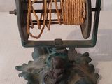 une bobine avec une corde, posée sur un support posé sur une table