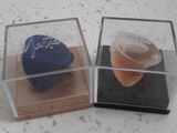 deux cupcakes dans une boîte transparente posée sur une table