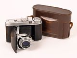 un étui en cuir marron contenant un appareil photo et un étui en cuir marron