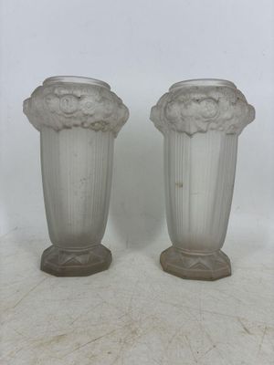 deux vases posés sur une table