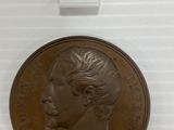 gros plan d'une pièce de monnaie sur laquelle figure un visage de femme