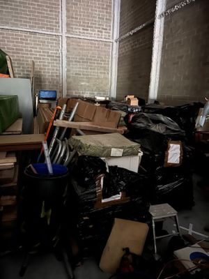 une pièce remplie de déchets et d'un ordinateur portable