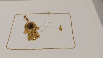 Ensemble composé d'un collier, d'un bracelet et de boucles d'oreilles plaqués or, présenté dans une vitrine