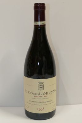 une bouteille de vin posée sur une table