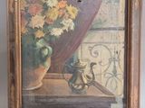 un tableau représentant un vase de fleurs et une théière posés sur une table