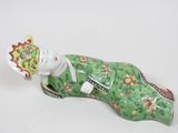 une figurine représentant un homme coiffé d'un chapeau