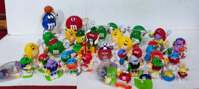 il y a beaucoup de M&M's exposés sur la table