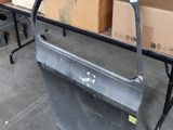 une table sur laquelle sont posées des boîtes, encore et encore, dans un garage
