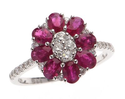 BAGUE de forme fleur en or gris 750 °/°° centrée d'un pavage…