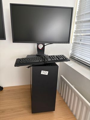 un bureau d'ordinateur équipé d'un clavier et d'un écran