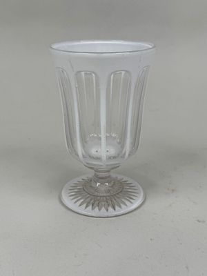 une tasse en verre posée sur une table