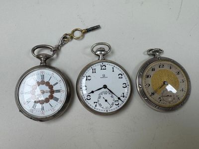 trois montres de poche différentes posées sur une table