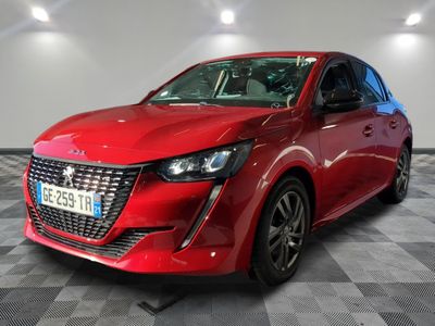 la voiture rouge est garée sur un sol en damier dans le garage